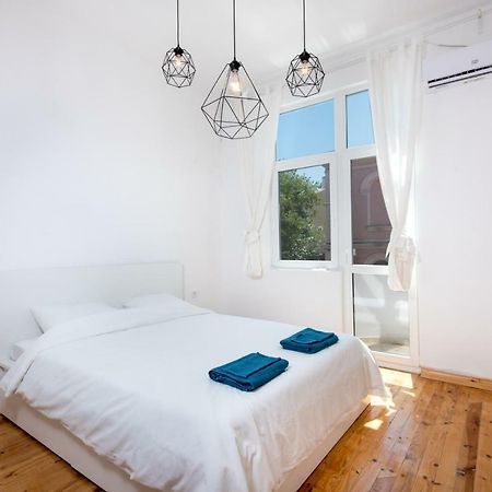 The White Apartment - Bogoridi Main Street ブルガス エクステリア 写真